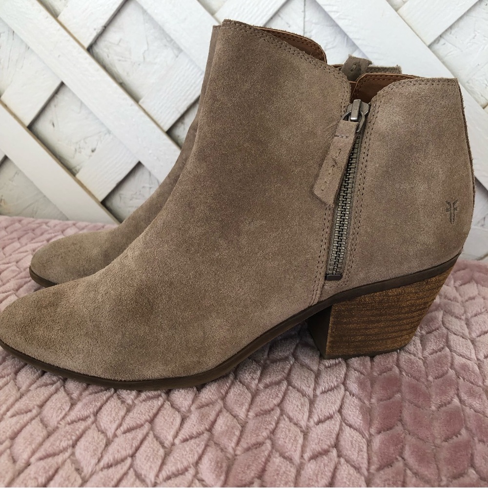 Frye Judith Zip Bootie Ankle Boots Beige ASH Suede - Picture 2 of 14
